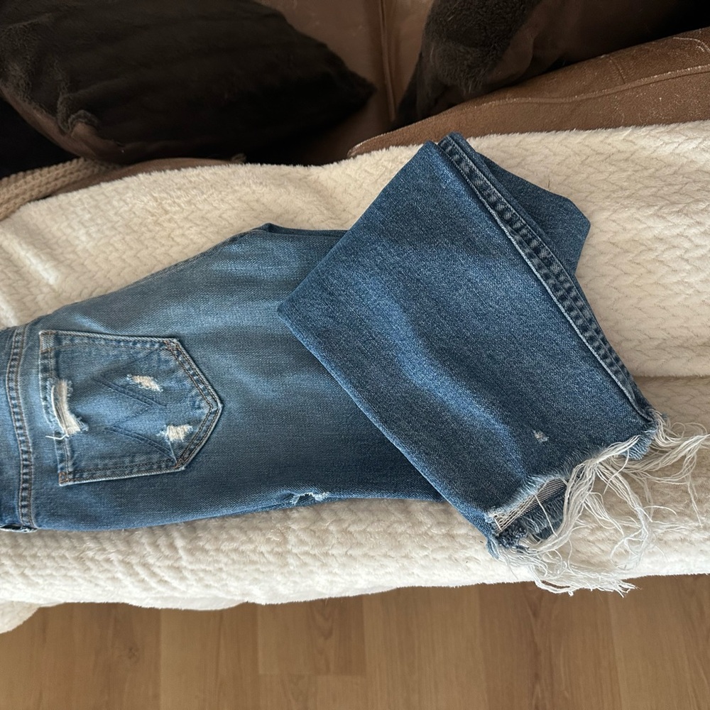 MOTHER Frayed Hem Cropped Jeans in Blue